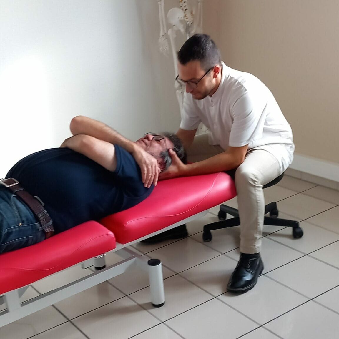 pierre Peyronnaud, ostéopathe à Perpignan, traite un patient atteint de douleur aux cervicales