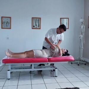Pierre Peyronnaud, Ostéopathe à Perpignan, est en train de traiter une patiente atteinte d'un mal de dos potentiellement du a une sciatique.